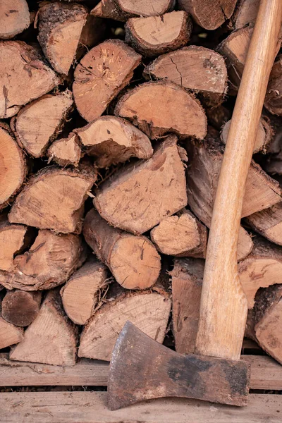 Siekiera Przed Stertą Drewna Szopie Naturalne Tło Przestrzenią Kopiowania Wysokiej — Zdjęcie stockowe