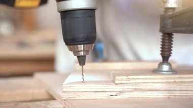 Çalışma alanında ahşap işçiliği üzerine çalışan marangoz ahşap mobilya üretiyor. Yüksek kalite 4k görüntü