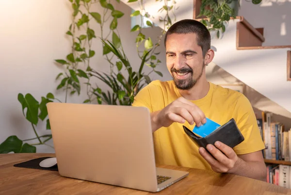 Άνθρωπος Πληρώνει Πιστωτική Κάρτα Φορητό Υπολογιστή Online Ψώνια Στο Γραφείο — Φωτογραφία Αρχείου