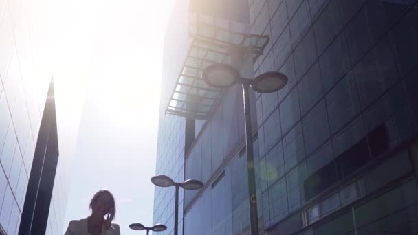Silhouette Einer Geschäftsfrau Die Vor Einem Modernen Gebäude Mit Ihrem — Stockvideo