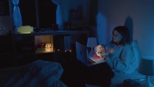 Junges Mädchen Das Nachts Mit Ihrem Laptop Bett Popcorn Isst — Stockvideo
