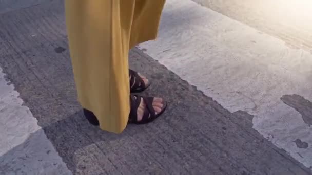 閉じる通りを横断エレガントな女性の足のアップ 黄色のパンツ スローモーション 高品質のフルHd映像 — ストック動画