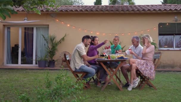 Des Amis Multiculturels Âge Moyen Mangeant Heureux Souriant Riant Ensemble — Video