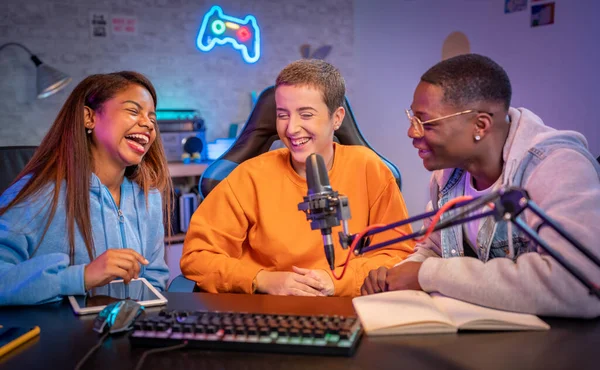 Jeunes Gens Heureux Multiraciaux Produisant Émission Radio Faisant Enregistrement Podcast — Photo