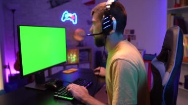 Oyun stüdyosunun kroma anahtarında yeşil ekran maketi olan profesyonel oyuncular video oyunu oynuyorlar. Yüksek kalite 4k görüntü