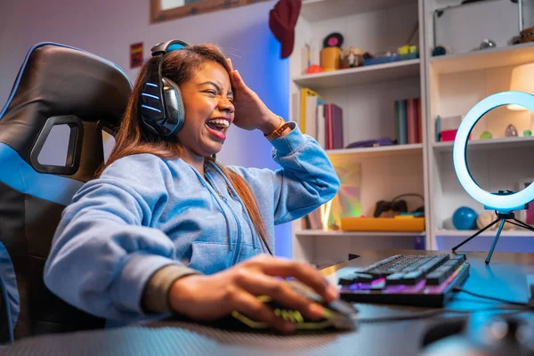 幸せなラテン語の女性のゲーマーは リード耳とマイクやヘッドフォンでオンラインストリーミングビデオゲームをプレイ 高品質の写真 — ストック写真