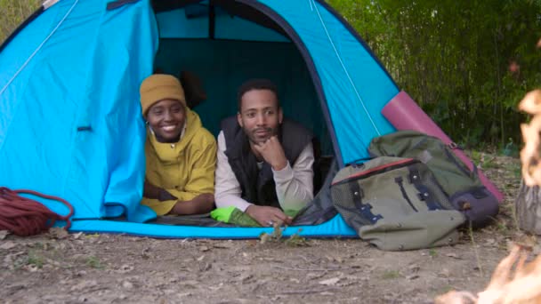 Felice Coppia Nera Godendo Tenda Durante Campeggio Nella Natura Accanto — Video Stock