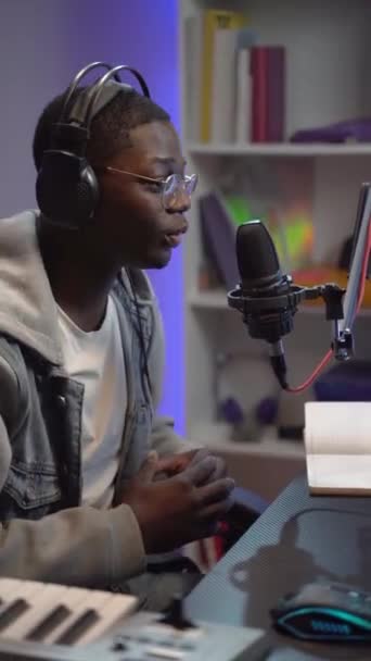 Vídeo Vertical Jovem Negro Que Faz Streaming Podcast Online Transmitido — Vídeo de Stock