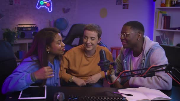 Junge Glückliche Multiethnische Freunde Die Einen Audio Podcast Für Eine — Stockvideo