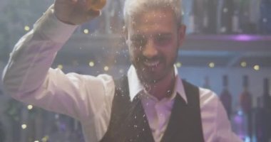Barmen zarif bir gece kulübü partisinde alev kokteyli hazırlıyor benzersiz bir deneyim - alkollü içecekler - yakın çekim - kırmızı kamerada çekim - yüksek kalite fotoğraf