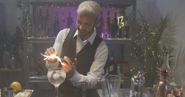 Barman Profissional Fazendo Coquetel Queimando Limão Fogo Tiro Câmera Red — Vídeo de Stock