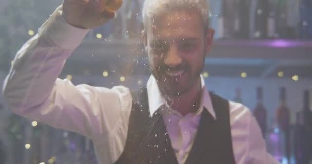 Barkeeper Macht Einen Feuerflammencocktail Einer Eleganten Nachtclubparty Einem Einzigartigen Erlebnis — Stockvideo