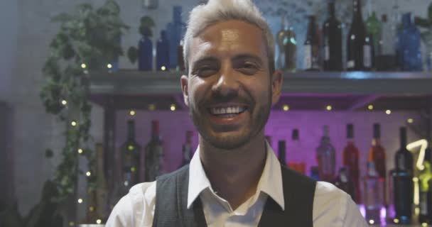 Retrato Barman Uma Camisa Branca Avental Preto Sorrindo Olhando Para — Vídeo de Stock