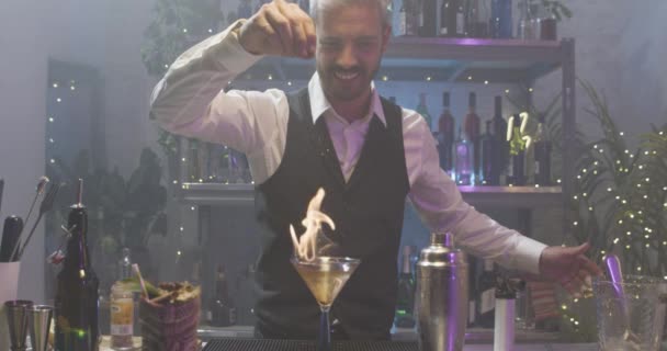 Barman Dělá Oheň Plamen Koktejl Elegantním Nočním Klubu Jedinečný Zážitek — Stock video