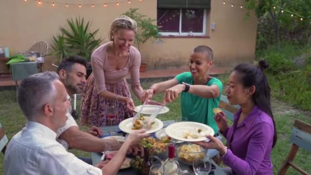 Kvinnan Serverar Maten Uteplatsen Glada Vänner Skrattar Runt Bordet Utomhus — Stockvideo