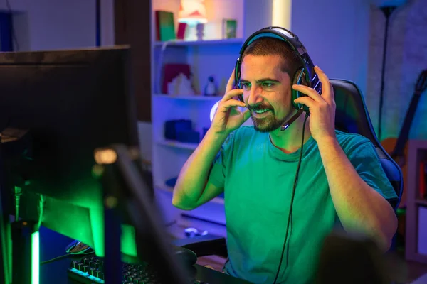 Gamer Hrát Vzrušené Online Videohry Sluchátky Streaming Počítači Neonové Světelné — Stock fotografie