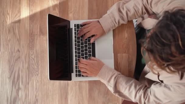 在家里工作的男人 在办公桌前打字 笔记本电脑键盘 俯瞰头顶俯瞰射击的自由商人用黑屏在网上写电子邮件 高质量的4K镜头 — 图库视频影像