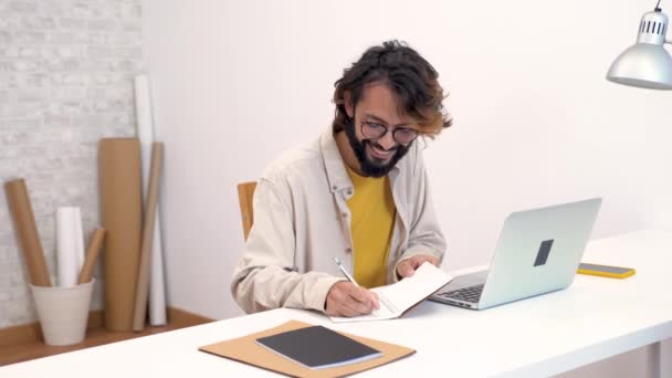 Jovem Empreendedor Criativo Feliz Rindo Sorrindo Escreve Caderno Lado Laptop — Vídeo de Stock