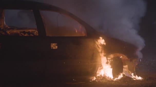 Hořící Auto Zpomaluje Kolo Plamenech Zavřete Automobil Plamenech Vysoce Kvalitní — Stock video