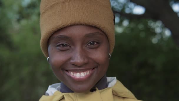 Retrato Una Mujer Afroamericana Sonriendo Mirando Confiada Alegre Cámara Grabado — Vídeos de Stock