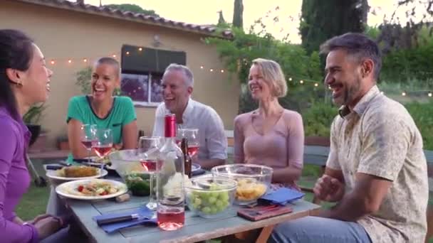 Χαρούμενοι Φίλοι Που Πίνουν Κοκτέιλ Ώριμοι Άνθρωποι Διασκεδάζουν Καλοκαίρι Lifestyle — Αρχείο Βίντεο