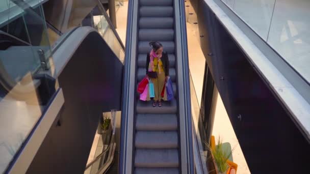 Idősebb Hölgy Bevásárlószatyrokkal Szerelő Lépcsőn Plázában Női Mozgólépcső Kiváló Minőségű — Stock videók