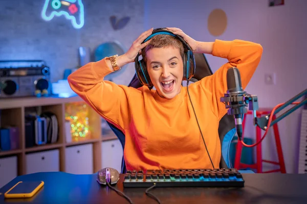 Nadšený Gamer Girl Rukama Hlavě Překvapen Pomocí Sluchátek Mikrofonem Hrát — Stock fotografie