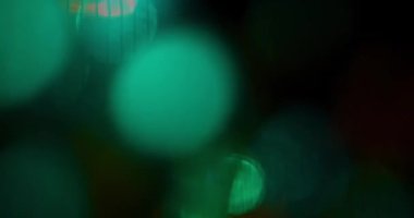 Mavi Bokeh Işık Sızıntısı siyah arkaplanda. Küresel Optik Işık soyut arkaplan 4K. Yüksek kalite 4k görüntü
