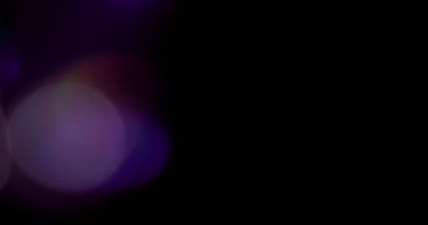 レインボープリズムレンズフレアブラックの背景に光漏れオーバーレイ 球面光学プリズム光抽象背景4K 高品質4K映像 — ストック動画