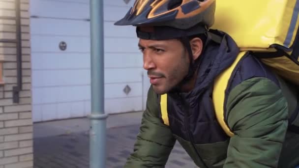 Bisiklete Binen Genç Afrikalı Amerikalı Teslimatçı Siyah Kurye Şehirde Şık — Stok video