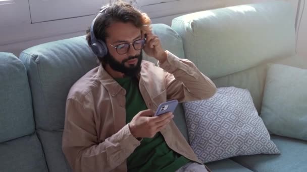Hombre Joven Con Auriculares Escuchar Música Móvil Jugando Aplicación Del — Vídeo de stock
