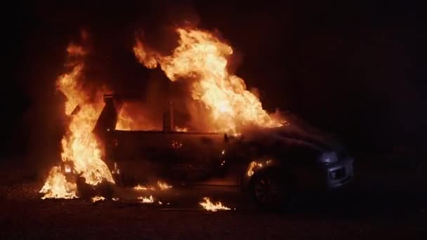 Автомобіль Вогні Повільний Рух Спалювання Автомобіля Автомобіль Збоку Вогні Темного — стокове відео