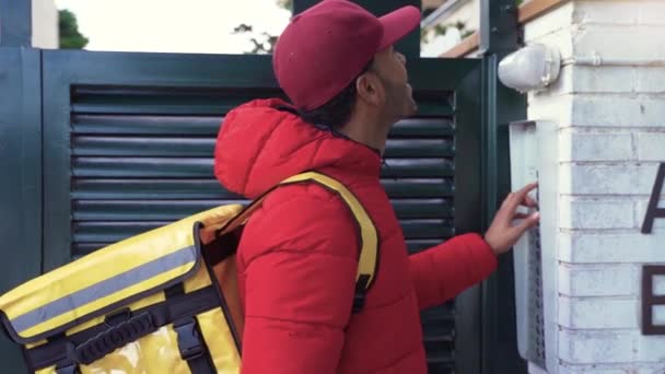 Yemek Teslimatı Konsepti Sırt Çantalı Genç Sürücü Çevrimiçi Alışveriş Sipariş — Stok video