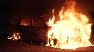 Yanan araba ağır çekim. Araba tekerleği yanıyor. Araba alev aldı. Yüksek kalite 4k görüntü