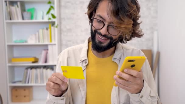 Glücklicher Mann Der Online Mit Handy Und Kreditkarte Einkauft Und — Stockvideo