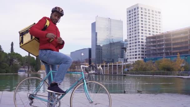 Πορτρέτο Ενός Ευτυχισμένου Ντελιβερά Που Κάθεται Ένα Ποδήλατο Και Γραπτών — Αρχείο Βίντεο