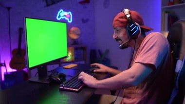 Oyuncular bilgisayar yeşili renkli neon ışıklarda çevrimiçi video oyunu oynuyorlar. Yüksek kalite 4k görüntü