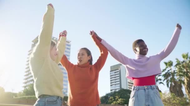 Три Багаторасові Друзі Жінки Піднятими Руками Розважаються Разом Сміючись Кричачи — стокове відео