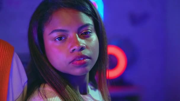 Portret Atrakcyjnej Latynoski Młodej Kobiety Patrzącej Kamerę Pokoju Neonowym Światłem — Wideo stockowe