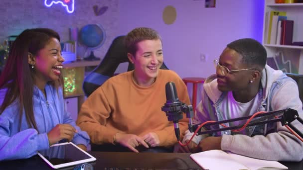 Happy Multiracial Young Boy Girls Performing Radio Program Making Audio — Vídeo de Stock