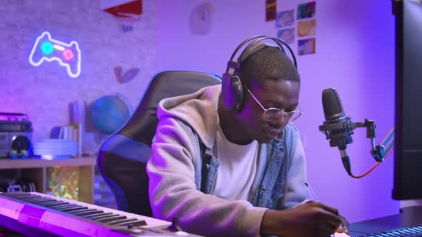 Μαύρος Καλλιτέχνης Ηχογραφεί Μουσική Ενώ Παίζει Ηλεκτρονικό Πιάνο Στο Στούντιο — Αρχείο Βίντεο
