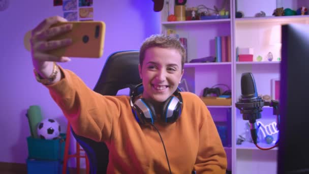 Gamer Chica Con Corte Pelo Corto Tomar Una Selfie Jugando — Vídeos de Stock