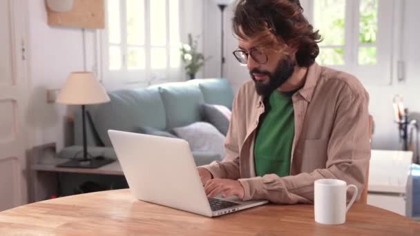 Jovem Empreendedor Trabalhando Casa Com Laptop Tipo Freelance Começar Pequeno — Vídeo de Stock