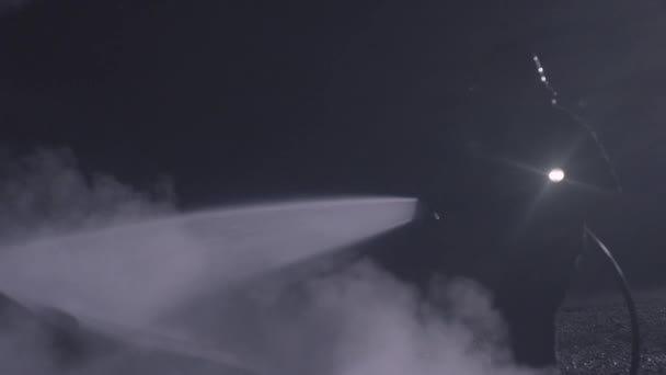 Неузнаваемый Пожарный Силуэт Борющийся Огнём Горящей Автомобильной Аварии Ночью Темноте — стоковое видео