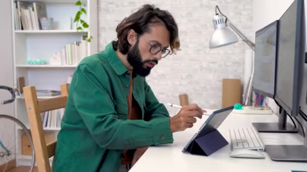 Ondernemer Werkt Met Computer Digitale Tablet Stylus Pen Kleur Staal — Stockvideo