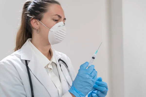 Jovem Médica Atraente Preparando Seringa Vacina Usando Máscara Preventiva Luvas — Fotografia de Stock