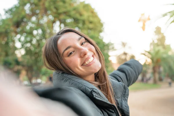 一个有影响力的女人在公园里写自己的博客 开心的笑着的女学生接了电话 Erasmus和通信概念 高质量的照片 — 图库照片