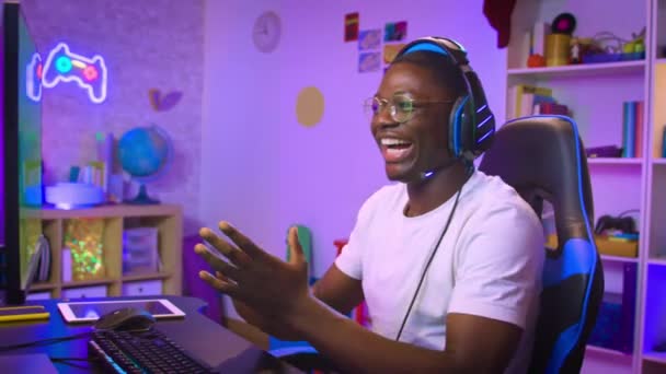 Hombre Afroamericano Jugando Videojuegos Acción Transmisión Por Computadora Línea Juegos — Vídeo de stock