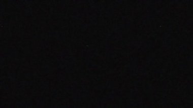 Toz ve hasarlı yüzey çizikleri. Retro vintage efekt örtüsü. Grunge gürültüsü ve siyah arka planda film tahılları. Yüksek kalite 4k görüntü