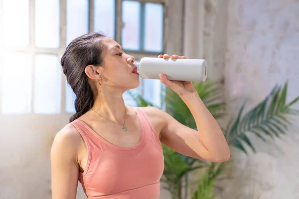 Hermosa Mujer Asiática Deportiva Bebiendo Agua Una Cantina Concepto Estilo Imagen De Stock